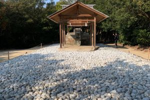 [Hiroshi Sugimoto][0], _Go’o Shrine: Appropriate Proportion_ (2002). Art House Project, Benesse Art Site, Naoshima Island, Japan. Photo: Georges Armaos.


[0]: https://ocula.com/artists/hiroshi-sugimoto/